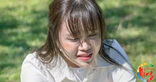 Ở hai tấm ảnh được thiều bảo trâm và sơn tùng đăng tải, cư dân mạng nhìn ra điểm trùng hợp là chiếc mũ trắng và túi xách với móc khóa màu cam. 1efchwcne Wsom