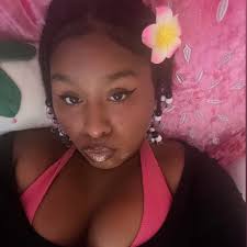 Felicia 在「SHREK」專營店。 2010 ➡️ 2025