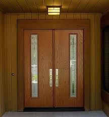 Minimalis dengan dua kaca yang membingkai. 20 Desain Pintu Rumah Minimalis Dari Kayu Yang Wajib Anda Coba