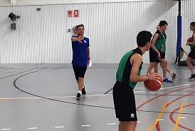 Samuel Valle with two players