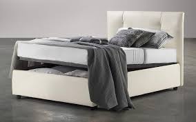 Letto 1 piazza e mezzo in ottime condizioni. Letto 1 Piazza E Mezza Con Contenitore Rivestito In Similpelle E Comprensivo Di Rete Ortopedica A Doghe In Legno Unica Con Barra Centrale Di Rinforzo E Contenitore Nascosto Sotto La Rete Apribile