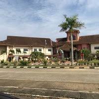 Kolej matrikulasi ditubuhkan oleh kementerian pendidikan malaysia (kpm) untuk menempatkan pelajar lepasan sijil pelajaran malaysia (spm) berikut adalah senarai kolej matrikulasi kpm yang terdapat di seluruh malaysia termasuk sabah dan sarawak. Kolej Matrikulasi Pahang Kmph Gambang Pahang