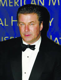 荷里活演員艾力寶雲( alec baldwin ) 拍攝電影期間發射道具槍，意外殺死一名女攝影指導。《紐約時報》跟進報道，助理導演把手槍交給艾力寶雲時，曾說明是「cold gun」 . è‰¾åŠ›å¯¶é›²è€å©†æ‰®è¥¿ç­ç‰™å£éŸ³æŒ¨æ‰¹ æ¾³é–€æ—¥å ± ä»Šæ—¥æ™‚äº‹ Cyberctmæ¾³é–€no 1äººæ°£ç¤¾å€