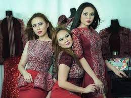 Pua kumbu will be featured for the first time at the upcoming miss world finals in mongolia this friday as miss world malaysia 2012, yvonne lee will be donned in outfits featuring the traditional iban textile specially created for the occasion by von jolly couture. Sarawakian Designer S Passion For Pua Kumbu Pays Off Big Time Free Malaysia Today Fmt