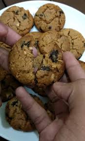 Untuk hari ini kami akan siarkan resepi biskut peanut butter atau biskut mentega kacang.bahan utamanya mestilah peanut butter.indentiti biskut ini selalu menggunakan acuan cermai,ada diletakkan kismis di bahagian atas dan bewarna coklat. Resepi Cookies Peanut Butter 4 Bahan Gaul Guna Sudu Je Confirm Ranguplah