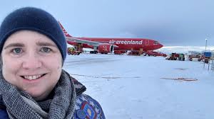 🇬🇱 Nuummi Amerikamiut Sinniisoqarfiat nutaamik sinniisoqalerpoq! Joanie  Simon qilanaarutigaa kalaallit suleqatigilluarnissai, aammalu Kalaallit  Nunaat Amerikalu peqatigiilluarnerat ingerlateqqinnissaa. Joanie  peroriartorpoq pinngortitamiittuarluni ...