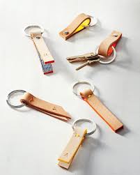 Schlusselanhanger Selber Machen Als Geschenkidee Schlusselanhanger Leder Armband Leder Geschenke Aus Leder