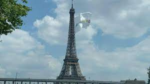 L'objectif serait ainsi de réaliser des plans vidéo à l'aide de drones. Un Drapeau Geant Au Sommet De La Tour Eiffel
