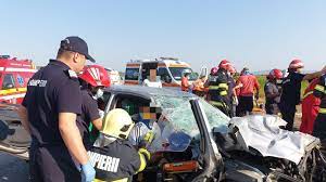 In urma coliziunii dintre 1 microbuz si 1 autoturism au rezultat 12 victime astfel: X2axartbj11q4m