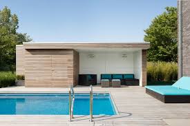 moderne poolhouses in eiken en thermohout tuinhuizen moderne zwembaden patiodesign