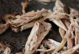 Une fois que les estomacs sont rassasiés, il reste bien souvent de quoi grignoter sur la carcasse… Que Faire Avec Un Reste De Poulet Une Salade De Riz Au Poulet Roti