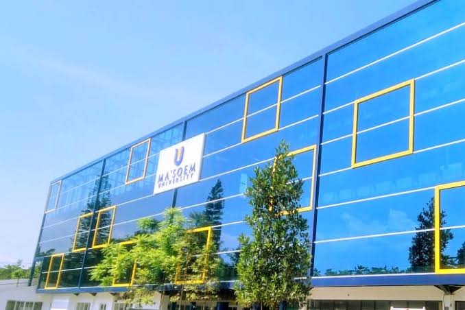 Gedung Kampus Ma'soem University yang menyediakan lingkungan akademis kondusif dan modern, AI generated
