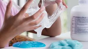 Masukkan lem fox atau povinal ke dalam wadah plastik/baskom Cara Membuat Slime Tanpa Lem Mudah Dan Aman