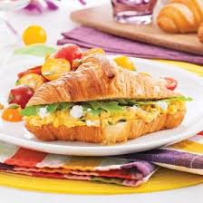 Croissants Aux Oeufs Brouilles Et Fromage De Chevre Food Brunch Sandwiches