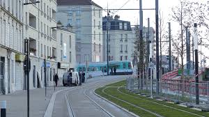 Saint Denis Rue Brise Echalas Croisement Du T1 Et Du T8 Saint Denis Rue Station De Metro