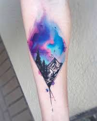 1001 Ideen Fur Ein Wunderschones Aquarell Tattoo Das Du Stehlen Kannst Berglandschaft Watercolor Rose Tattoos Watercolor Mountains Tattoo Sky Tattoos