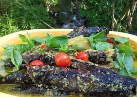 Cara memasak mangut lele yaitu ikan lele goreng dimasak dengan kuah santan dan ditambah sayuran. Resep Mangut Lele Asap Khas Jogja Oleh Pawone Ikaesthri Cookpad