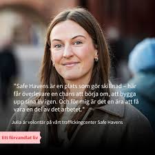 Jag sitter med en kvinna som blivit utsatt för trafficking. Vi dricker  kaffe. Hon delar sin historia