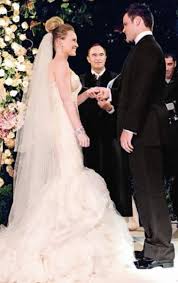 Hillary Duff Wore A Stunning Custom Vera Wang Mermaid Gown For Her Wedding To Mike Comrie On Augu Celebrity Weddings Celebrity Wedding Photos Hollywood Wedding