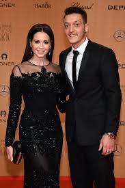 Hier findest du news zu aktuellen releases, videoclips und mehr! Insgeheim Vergeben Mandy Capristo Zeigt Ihren Traummann Promiflash De