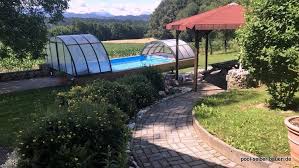 Anleitung Wie Man Eine Poolumrandung Selber Baut Holzdeck Oberhalb Vom Pool Und Steinkorbe Als Terrasse Pool Terrasse Pool Umrandung Pool Fur Kleinen Garten