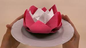 Servietten falten anleitung tulpe aus stoffserviette nach dem frühling kommt der längst ersehnte servietten falten frühling bunte farben und einfache formen ist alles, was man für eine stilvolle. Servietten Falten Tulpe Blume Osterdeko Selber Machen Ostern Basteln Youtube