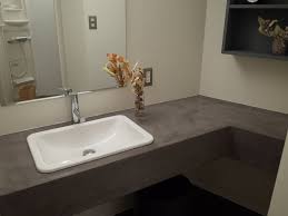 シンプルなトイレと洗面台 洗面台 造作 モルタル