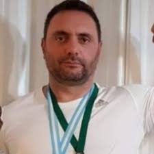 El profesor de Física que es campeón en pulseadas y dona a escuelas lo que  gana por los torneos