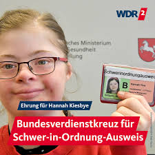 Hannah hat das Down-Syndrom und einen Schwerbehindertenausweis. Sie selbst  fühlt sich allerdings schwer in Ordnung. Ihre Idee zum  Schwer-in-Ordnung-Ausweis haben inzwischen viele Behörden aufgegriffen.  Mehr Infos findet ihr im ersten Kommentar.