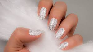 También se podría pintar las uñas con esmalte dorado y plata, pero llegar a lograr el brillo que obtenemos con las pegatinas (stickers) resulta muy complicado, y en. Manicura Glitter Blanco Para La Decoracion De Unas Como Usar La Tendencia Este Invierno
