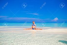 Der Entzückende Kleine Mädchen Sitzen Auf Den Spagat Am Strand Lizenzfreie  Fotos, Bilder Und Stock Fotografie. Image 39253394.