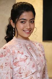 Aesthetically shot, this photo captures the resplendent beauty in all her glory. Mandana Actress Hd Photos