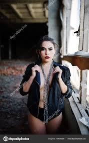 布鲁内特加上大小性感的女人，穿黑色皮夹克，在拉丁美洲和加勒比——图库图片© ASphoto777 157676558