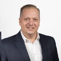 70+ profilů „Dennis“