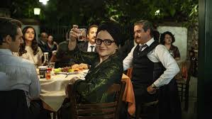 Ευαγγελία συριοπούλου στο pop up! Prwtagwnistria Ths Tainias Eytyxia Apofasise Na Parameinei Sto Londino Para Thn Epelash Toy Koronoioy Hello Magazine