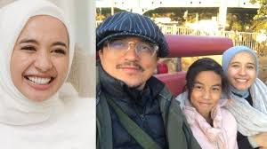 Acara pernikahan mereka digelar di binjai 8 premium soho, kuala lumpur, malaysia. Pisah Dari Laudya Cynthia Bella Engku Emran Kini Rayakan Ulang Tahun Yang Ke 46 Bareng Putrinya Tribunnews Com Mobile