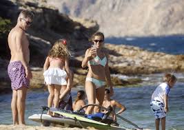 Τον ιούνιο του 2010 παντρεύτηκαν. H Marietta Xroysala Sthn Paralia Me Ta Paidia Ths Kormi Ki Alati Ki Aspra Poylia