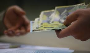 Salariul brut este suma de bani înregistrată în contractul de muncă, cu tot cu taxele care merg către stat (cas. Care Este DiferenÈ›a Dintre Salariul Brut È™i Salariul Net Ce Taxe Se PlÄƒtesc La Stat Impact