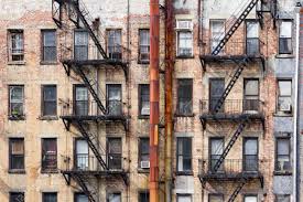 Feel at home wherever you go, and discover the authentic local experience. Alte Schmutzige Wohnung Gebaude Eine Gasse In New York City Mit Blick Auf Lizenzfreie Fotos Bilder Und Stock Fotografie Image 61706784