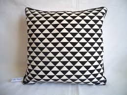 Reserve Denis 4 Coussins Triangles Noir Et Blanc Passepoil Noir Textiles Et Tapis Par Les Tresors De Jaya Coussin Triangle Coussin Tapis