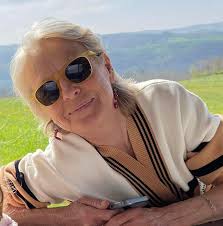 En Hommage à la cantatrice française Béatrice Uria-Monzon décédée ce  week-end à l'âge de 61 ans, France 4 rediffuse ce soir sa légendaire Carmen  aux Chorégies d'Orange avec Roberto Alagna, puis