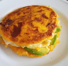 Arepa Rellena Con Queso Y Aguacate Arepas Arepas Venezolanas Receta Arepas De Queso