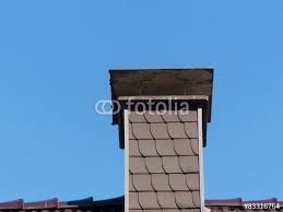 Schornstein Mit Verkleidung Aus Anthrazitfarbenen Schindeln Vor Blauem Himmel In Oerlinghausen Stockfotos U Schornstein Verkleidung Schornstein Blauer Himmel