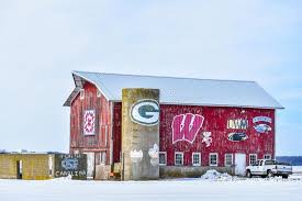 It is situated where the fox river empties into green bay (an inlet of lake michigan), about 110 miles (180 km) north of milwaukee. Equipo Deportivo De Wisconsin Quilt Barn Foto Editorial Imagen De Quilt Wisconsin 171271911