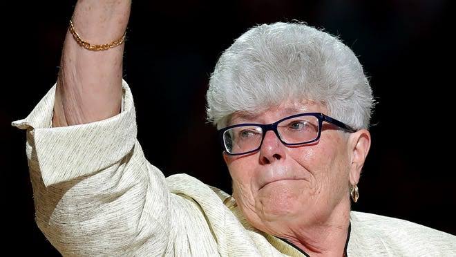 Lin Dunn honored as Fever win 71-67