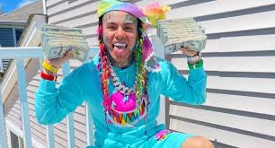 6ix9ine Repere Par Un Voisin Il Est Oblige De Demenager En Urgence En 2020 Rappeur Demenagement Rap Francais