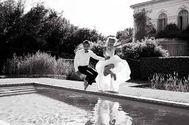 Hochzeitskleider von pronovias sind elegant, hochwertig und ziehen garantiert blicke wie magisch an. Stoffe Aus Denen Hochzeitstraume Sind Pronovias 2017