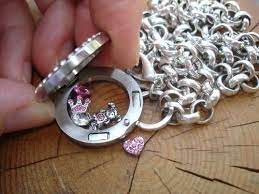 Origami Owl Living Locket Example Of How Magnetic Lockets Open And Close For Easy Chang Origami Owl Custom Jewelry Origami Owl Bracelet Origami Owl Necklace