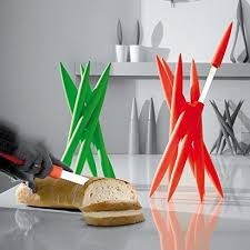 this knife set looks as though it may suddenly spring to life and try to sneak off the counter and out of the kitchen ustensile cuisine couteau de cuisine ustensile