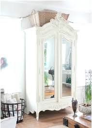 De hecho se cansan de su propia muebles y armarios es muy facil pero para renovar. 19 Ideas Para Decorar Con Un Armario El Salon